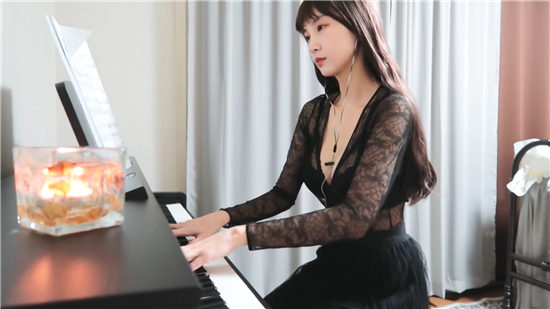 韩国美女钢琴师油管网红Leezy，火辣着装弹世界名曲(图3)