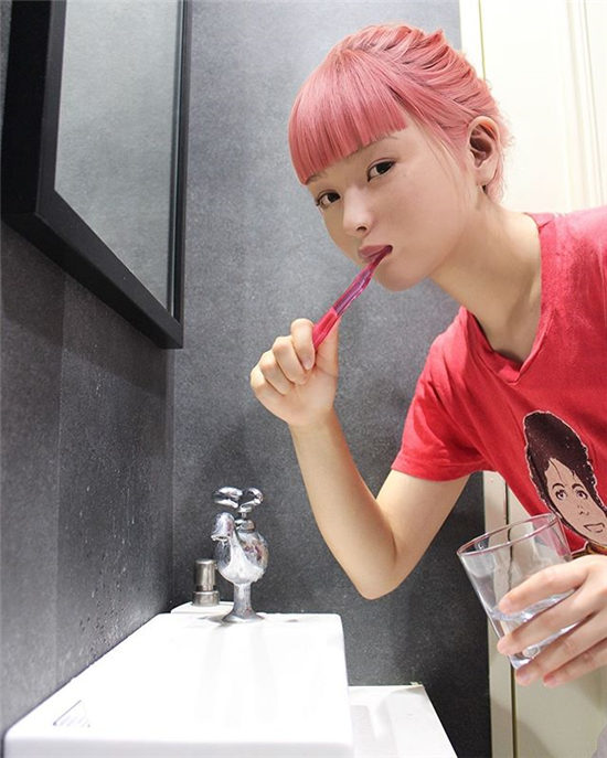 卧槽：瘦脸美颜全都OUT了，Instagram硅胶娃娃成虚拟网红(图7)