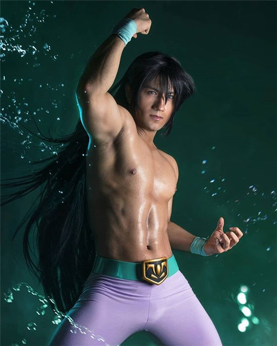 欧美肌肉型男COS圣斗士星矢紫龙，完美还原庐山升龙霸(图1)