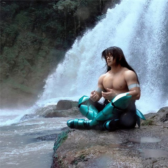 欧美肌肉型男COS圣斗士星矢紫龙，完美还原庐山升龙霸(图4)