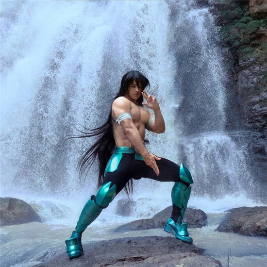 欧美肌肉型男COS圣斗士星矢紫龙，完美还原庐山升龙霸(图6)