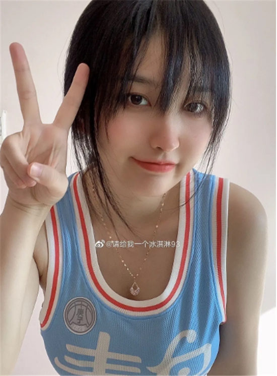 虎扑女神“冰淇淋”线下被抓拍，线下到底长啥样(图1)