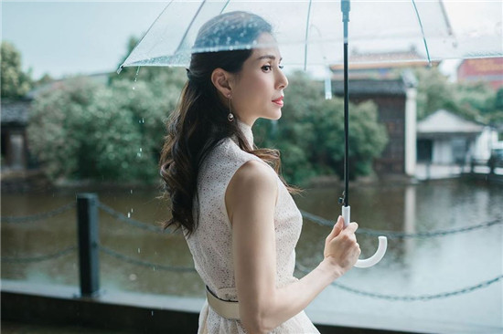 李若彤“小龙女”风采不减当年，健身竟然练成了六块腹肌(图2)