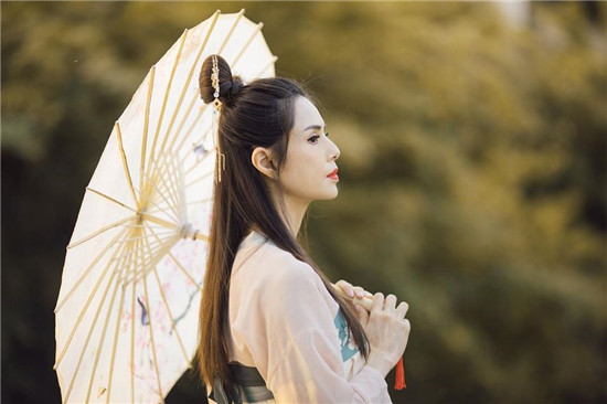 李若彤“小龙女”风采不减当年，健身竟然练成了六块腹肌(图3)
