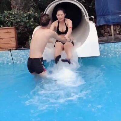 水上乐园美女黑毛毛的(图1)