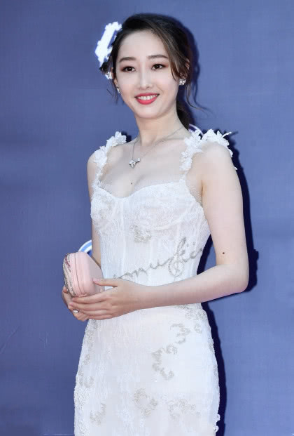 蒋梦婕深夜放飞自我,蒋梦婕皮肤是真的白(图2) 蒋梦婕深夜放飞自我,蒋梦婕皮肤是真的白(图2)